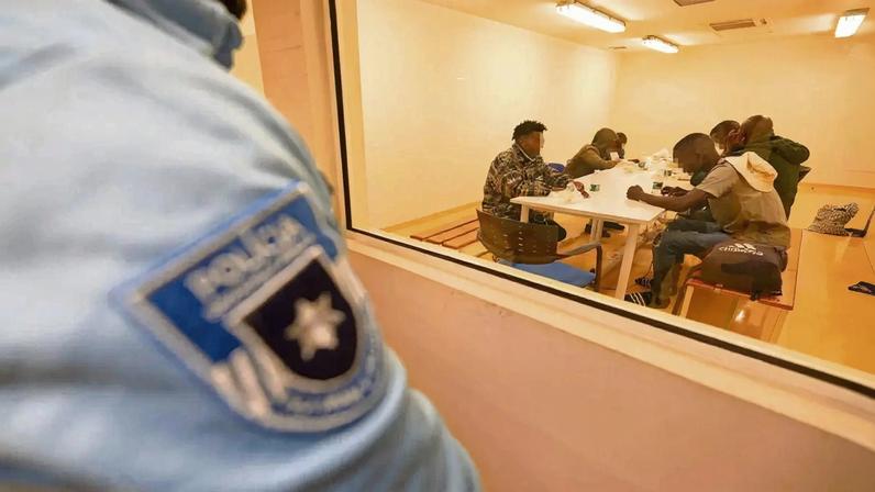 Passageiros suspeitos ficaram retidos numa sala da UNEF