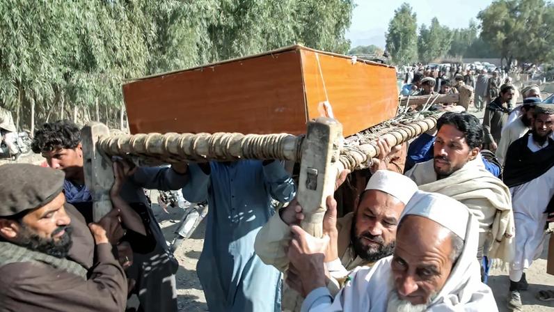 Familiares carregam corpo de vítima dos ataques