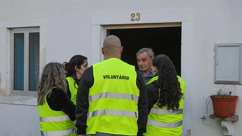 Uma equipa de voluntários da iniciativa Leiria Unidos