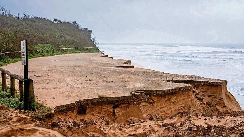 Vista para o mar tapada por barreira de areia