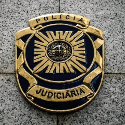 Embarcação encalhada no rio Mira sem tripulantes é alvo de investigação