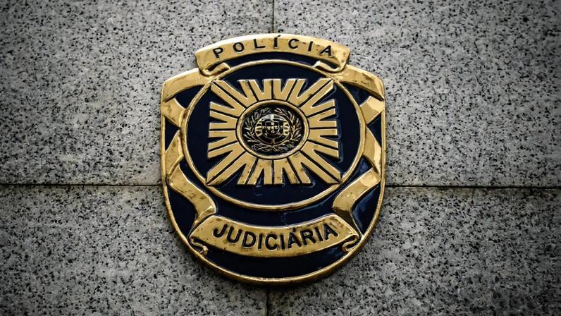 A embarcação tinha apenas jerricãs de combustível