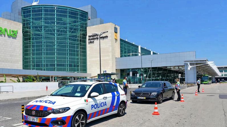 Batelão abandonado há nove anos na margem do rio Douro
