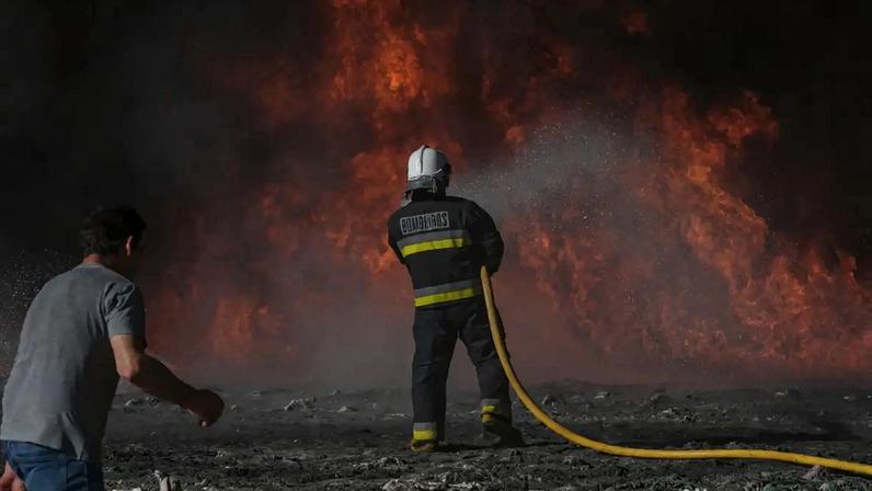 Mais de 100 bombeiros estiveram a tentar conter as chamas