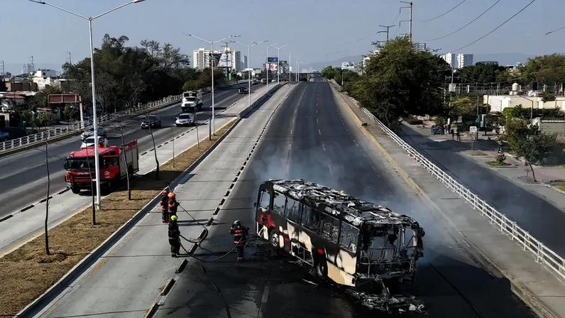 Imagem de contexto do artigo Carros incendiados e estradas bloqueadas no México em reação à morte de "El Mencho"