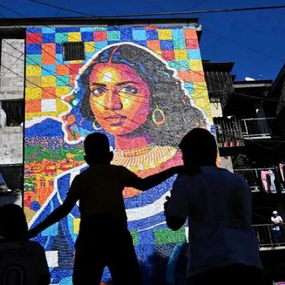 Artista cria Mona Lisa latino-americana com 100 mil tampas plásticas