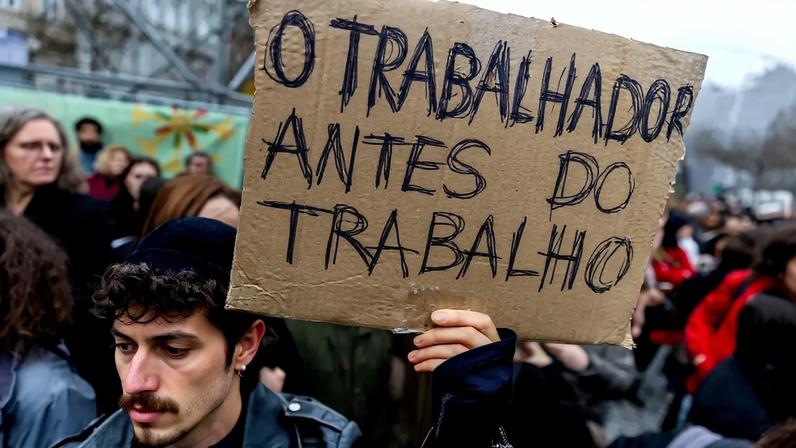 Porto, 11/12/2025 - Greve Geral dia 11 de dezembro, manifestação na avenida dos aliados, no Porto. ( Carlos Carneiro )
