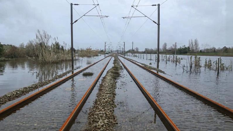 Linha férrea inundada em Montemor-o-velho