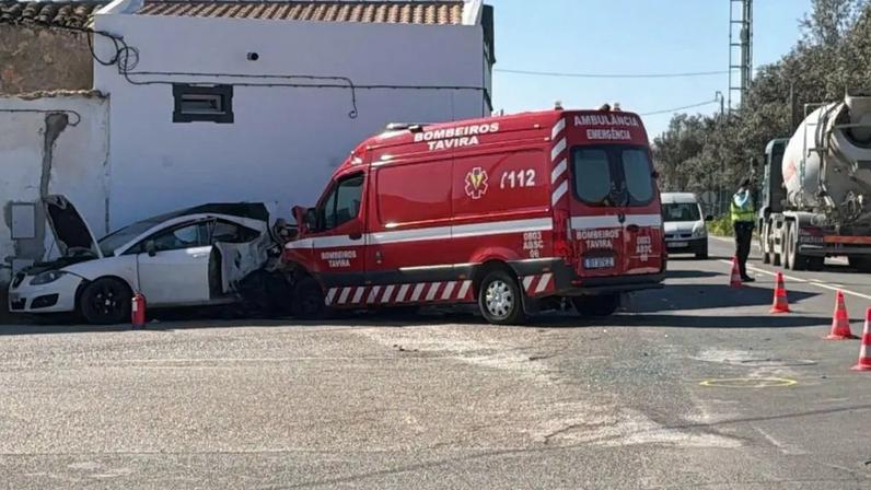 Ambulância e veículo ligeiro encolvidos no acidente