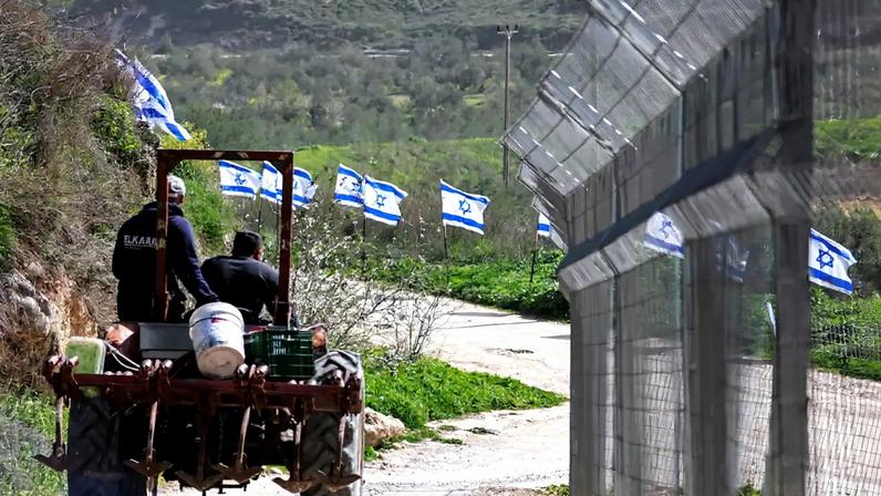 Bandeiras israelitas ao longo da estrada na Cisjordânia