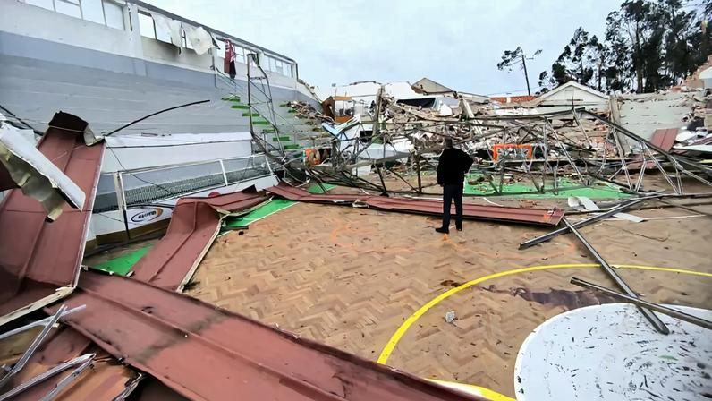Destruição provocada pela intempérie no pavilhão do SC Marinhense