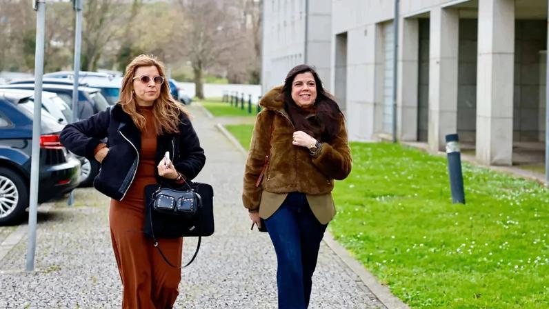 Inês Sousa Real (à direita) à chegada ao tribunal