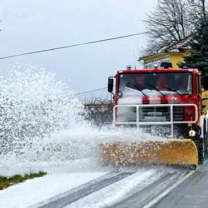 Autocarro com crianças e idosos fica preso na neve em Viseu