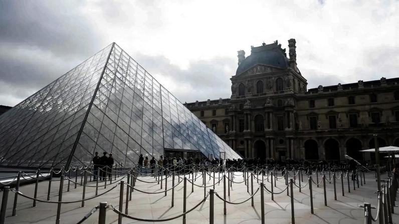 O MP descreve que o ator proibia a namorada de ver televisão, ouvir música, comer, tomar banho, falar com familiares ou amigos quando ela quisesse