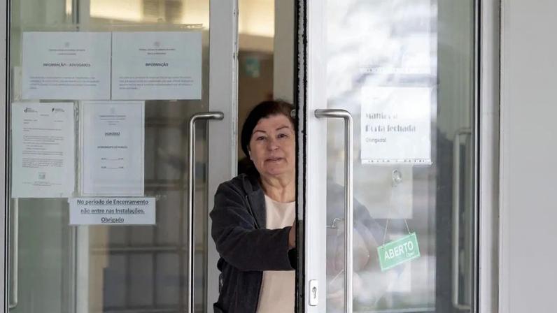 Maria José, dona de um abrigo ilegal, está acusada de um crime de maus-tratos