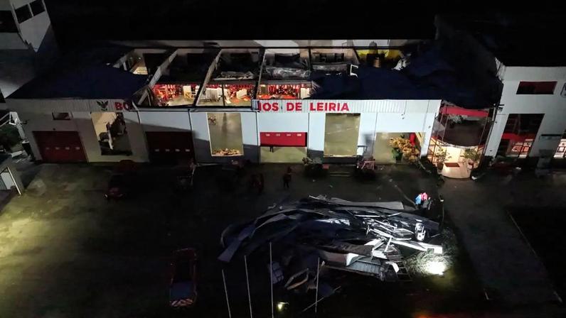 O telhado dos Bombeiros Voluntários de Leiria desapareceu completamente