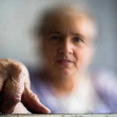 Mulher fica com a pensão da mãe e alimenta-a apenas com leite e água
