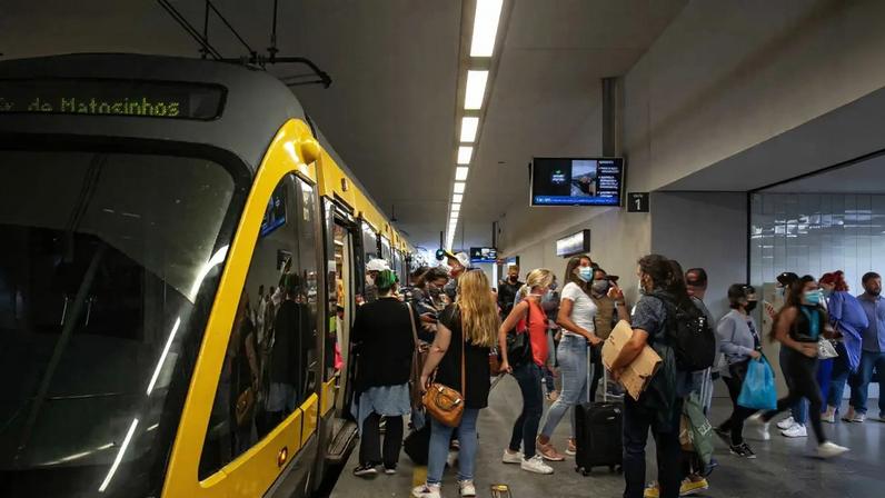 Homem foi esfaqueado no interior da composição do metro