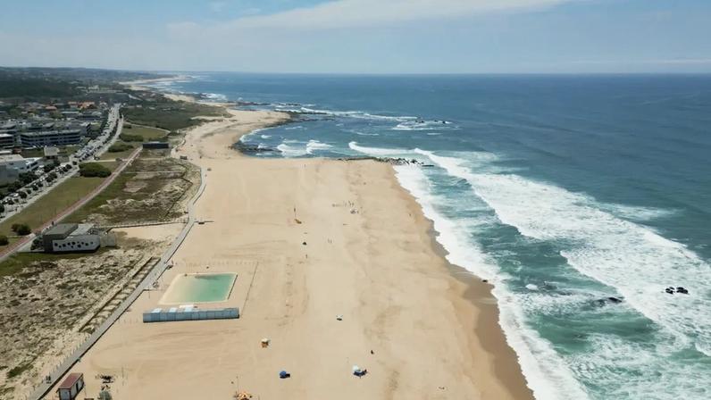 A limpeza das praias arrancou esta quarta-feira, em 17 quilómetros de extensão