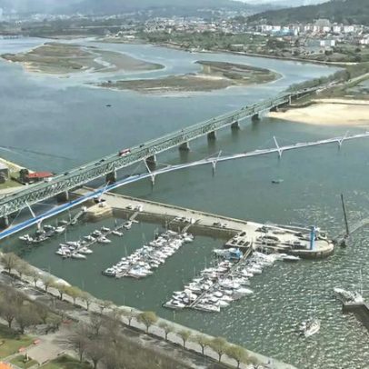 Ponte pedonal no rio Lima vira varanda para a histórica Torre Eiffel