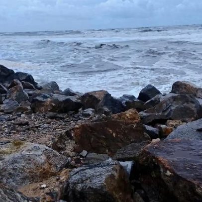 Ondulação forte provoca rombo na defesa costeira de Espinho
