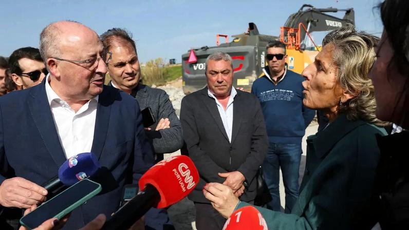 O ministro da Agricultura e Mar, José Manuel Fernandes, e a presidente da Câmara Municipal de Coimbra, Ana Abrunhosa, durante um desentendimento na visita às obras de reparação nas bacias do rio Mondego