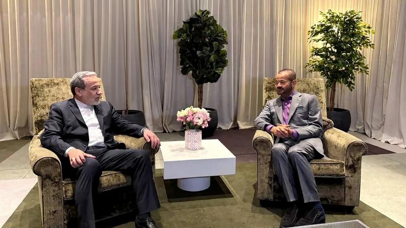 Ministro dos Negócios Estrangeiros do Irão, Abbas Araghchi, conversa com o homólogo de Omã, Badr Albusaidi, durante as negociações indiretas com os EUA em Genebra