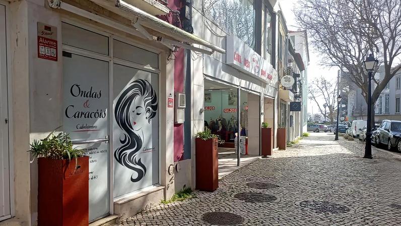 Salão na Rua da Velha Alfândega era explorado pela arguida, de 52 anos