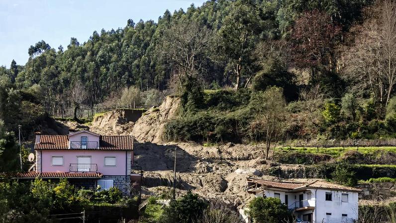 Local onde ocorreu um aluimento de terras no dia 10 de fevereiro