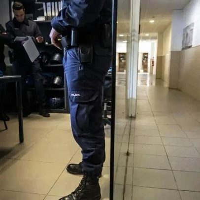 Persegue, ameaça de morte e agride dono de cão que o mordeu