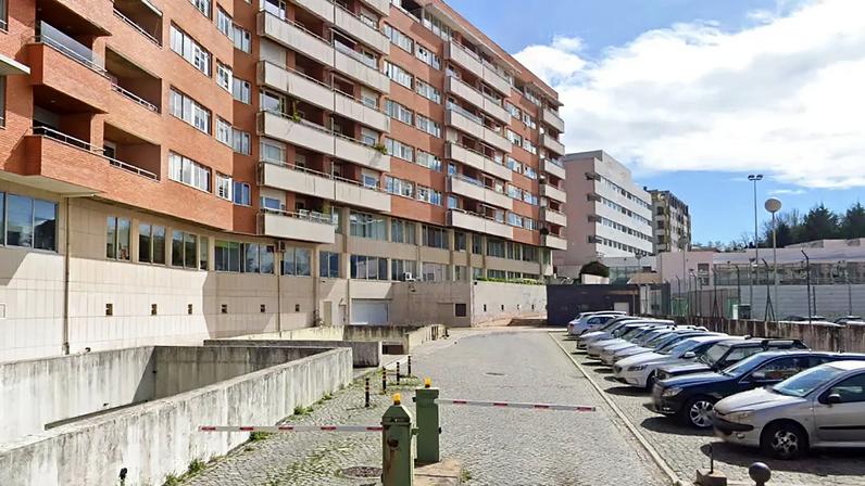 Património em leilão inclui 28 garagens em zona de difícil estacionamento