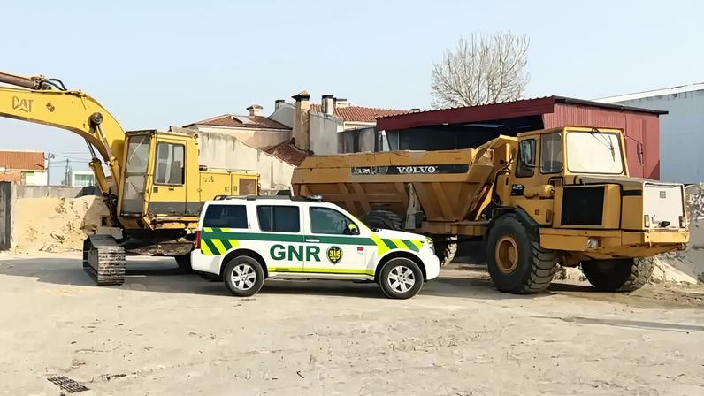 Máquinas industriais usadas para extrair ilegalmente areias