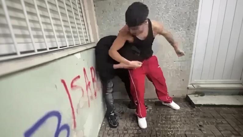 O rapaz mais novo foi violentamente agredido com murros na cabeça