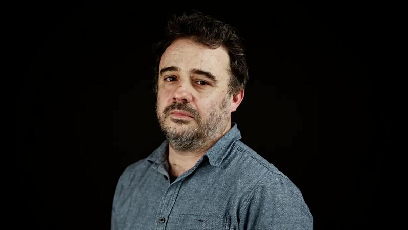 Treinador conforta um dos jogadores da equipa