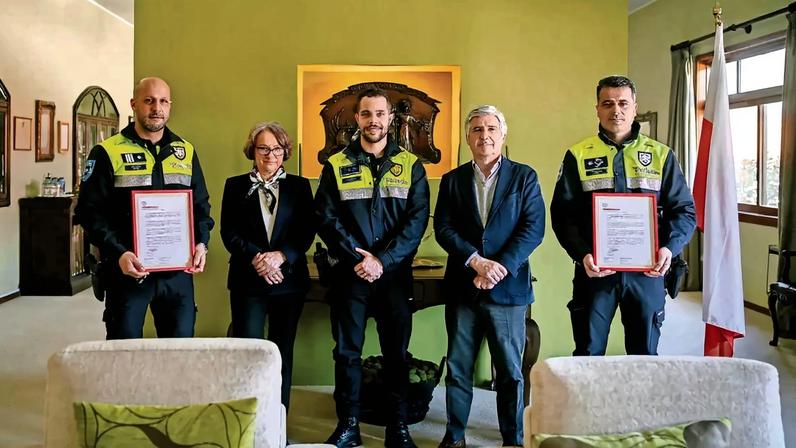 Chefe e agente da Polícia Municipal homenageados por cônsul polaco