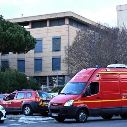 Professora em estado grave após esfaqueamento por aluno no sul de França
