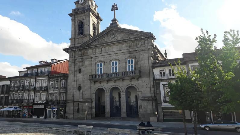 A Basílica de São Pedro domina a parte baixa do Largo do Toural
