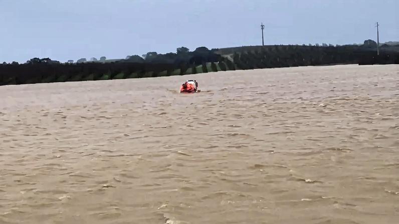 Deve ter artigos de proteção e conforto, como roupa e calçado adequados e mantas