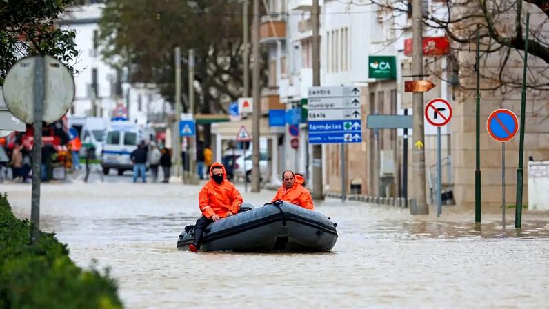 O rio Sado voltou a galgar as margens e inundou Alcácer do Sal