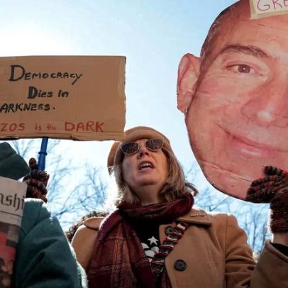 Centenas protestam contra despedimentos no The Washington Post