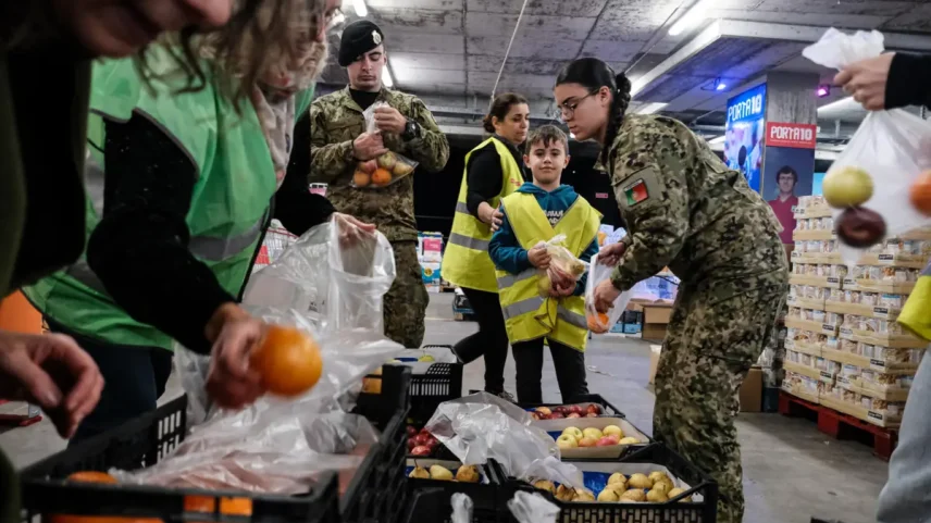 Salvador Santos, estudante de oito anos, é um dos voluntários mais novos