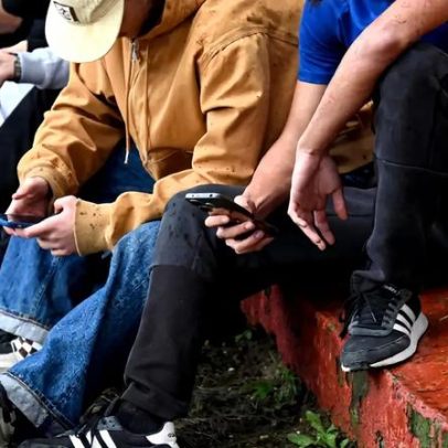 Sánchez apela aos tecnológicos para não tocar nos telemóveis de menores