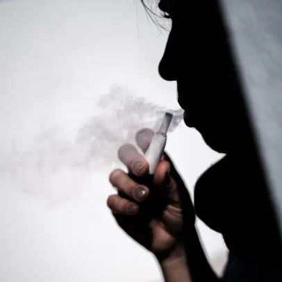 Aroma de cigarros eletrónicos é mais nocivo à saúde, indica estudo