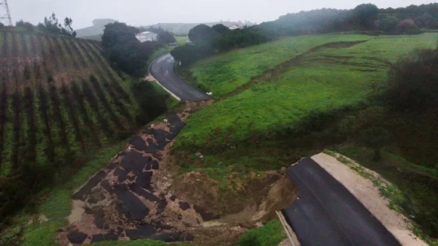 Vista aérea captada por drone da variante A-do-Mourão destruida devido ao mau tempo em Arruda dos Vinhos.