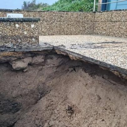 Mar escava areia sob o paredão de Moledo e o passeio desaba