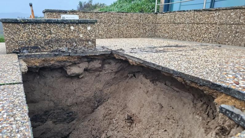 Mar escava areia debaixo do paredão de Moledo e passeio colapsa
