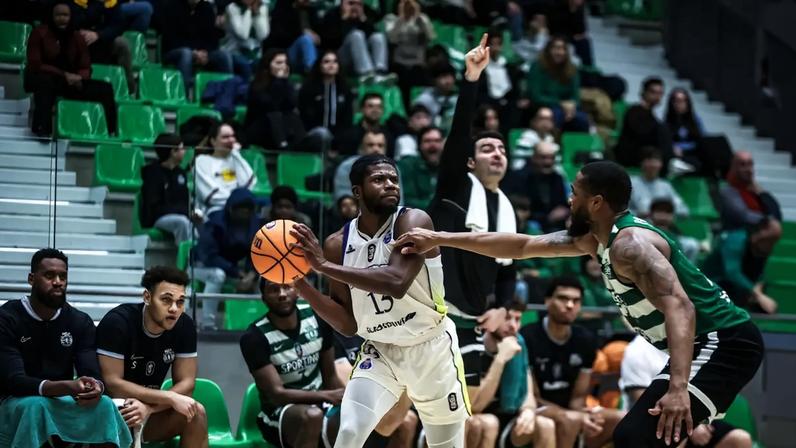 Wes Washpun, um dos visados, em ação no jogo com o Sporting