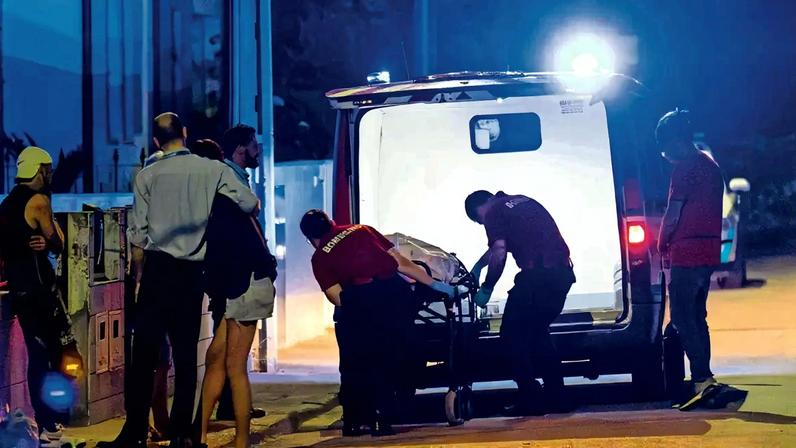 Corpo da vítima mortal foi retirado da habitação pelos bombeiros já de madrugada