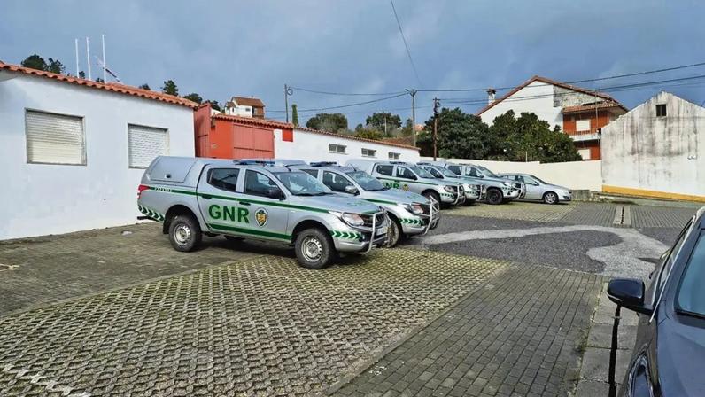 Carros da GNR junto ao campo de futebol levantaram questões na região