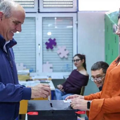 Paulo Raimundo vota rapidamente: chegou, cruzou e votou